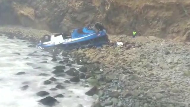 페루 해안도로서 버스 추락...30명 사망 / YTN