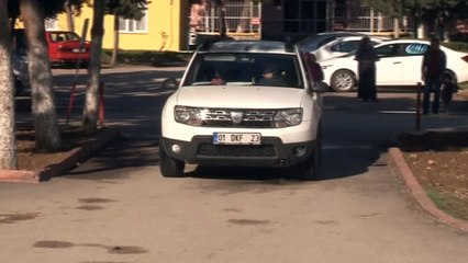 Kendisine yaralı süsü verip okuldan hırsızlık yapan şahıs kamerada