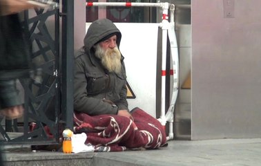 Soğuktan Korunmaya Çalışan Evsizler, Taksim Tüneli'ni Mesken Tuttu