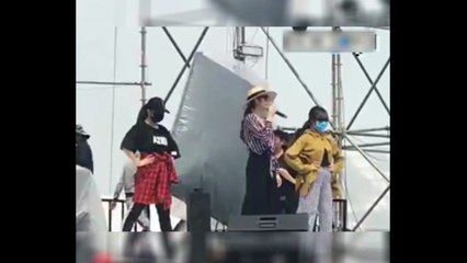 Minh Hằng tự tin hát live