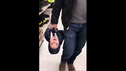 Ce papa a trouver comment porter son jeune fils tout en ayant du style!