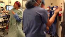 Ameliyat öncesi son isteği dans etmek olan kanser hastası kadına eşlik eden güzel insanlar