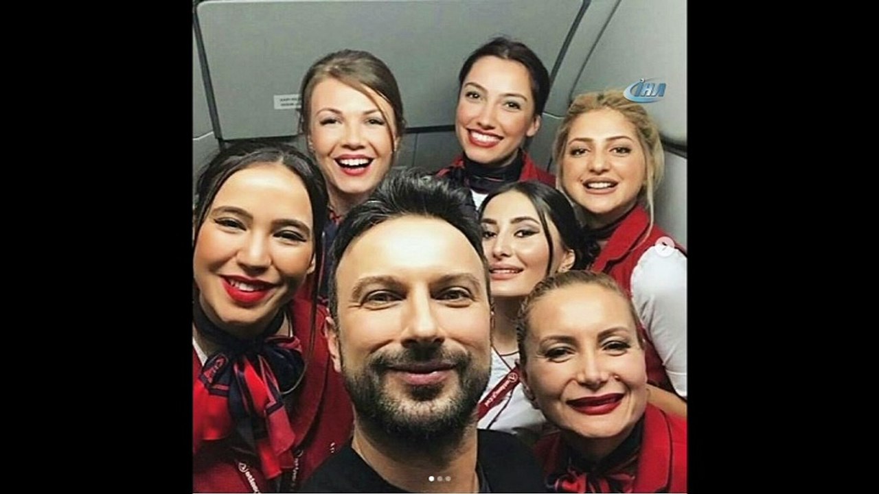 Tarkan'a uçakta yolculardan ve hosteslerden yoğun ilgi