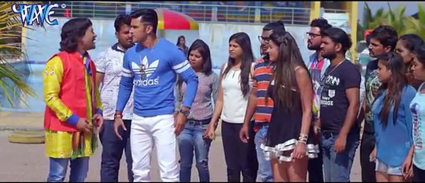 निरहुआ ने खेला चुम्मा वाला खेल