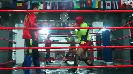 Il fait le malin en défiant son entraineur Muay Thai