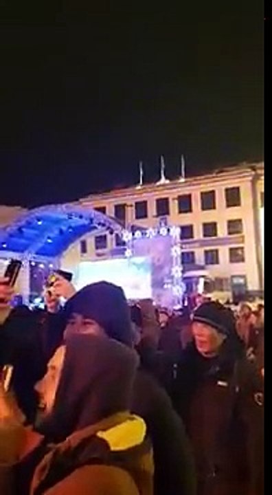 un feu d'artifice met le feu à un sapin de Noël