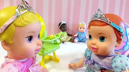 Download Video: BEBÉS PRINCESAS DISNEY - Aurora y Ariel cuidan a sus hermanas Bebés Cenicienta y Tiana