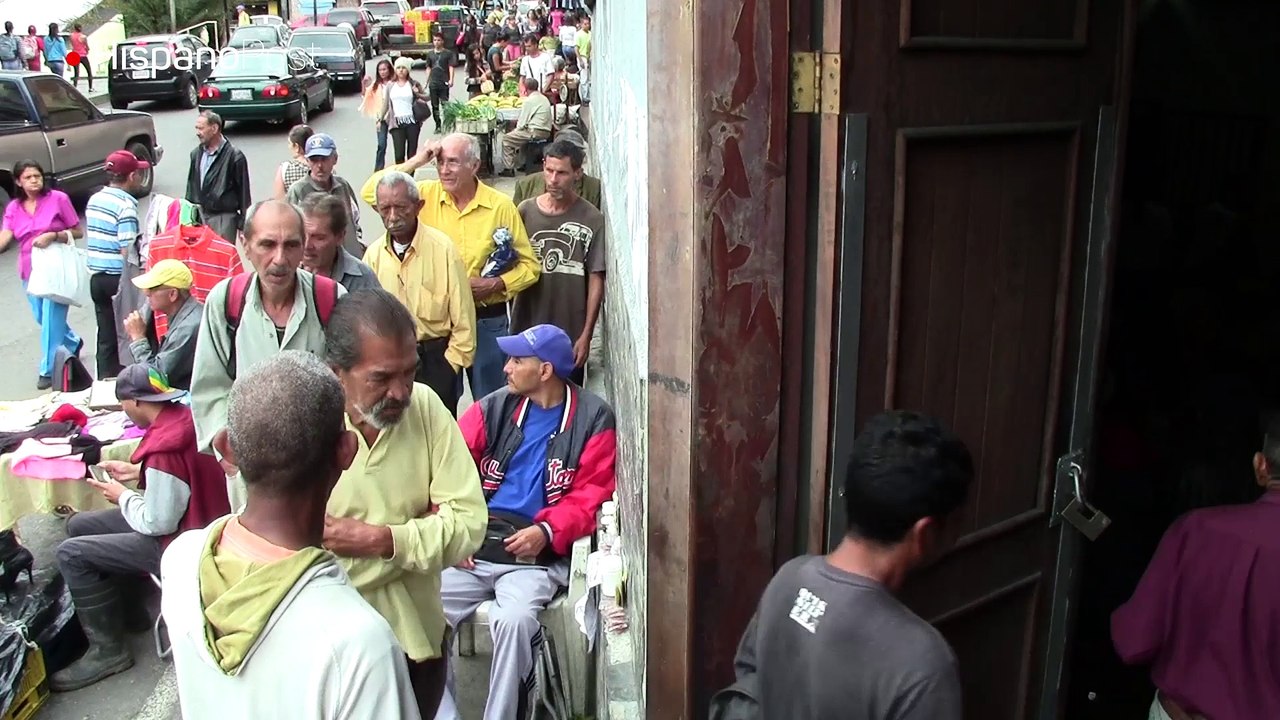 Venezolanos obligados a mitigar el hambre en co...