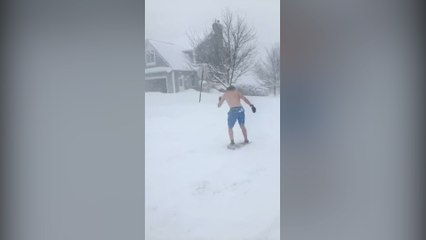 Aprovechó el temporal de nieve para practicar el snowbording