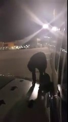 Tải video: Il quitte son avion Ryanair en retard par l'issue de secours sur l'aile en plein aéroport !