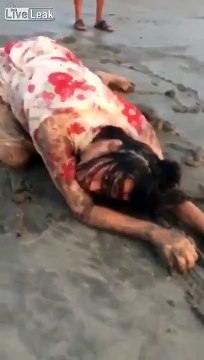 Ivres ces russes sont en bad dans le sable sur une plage !