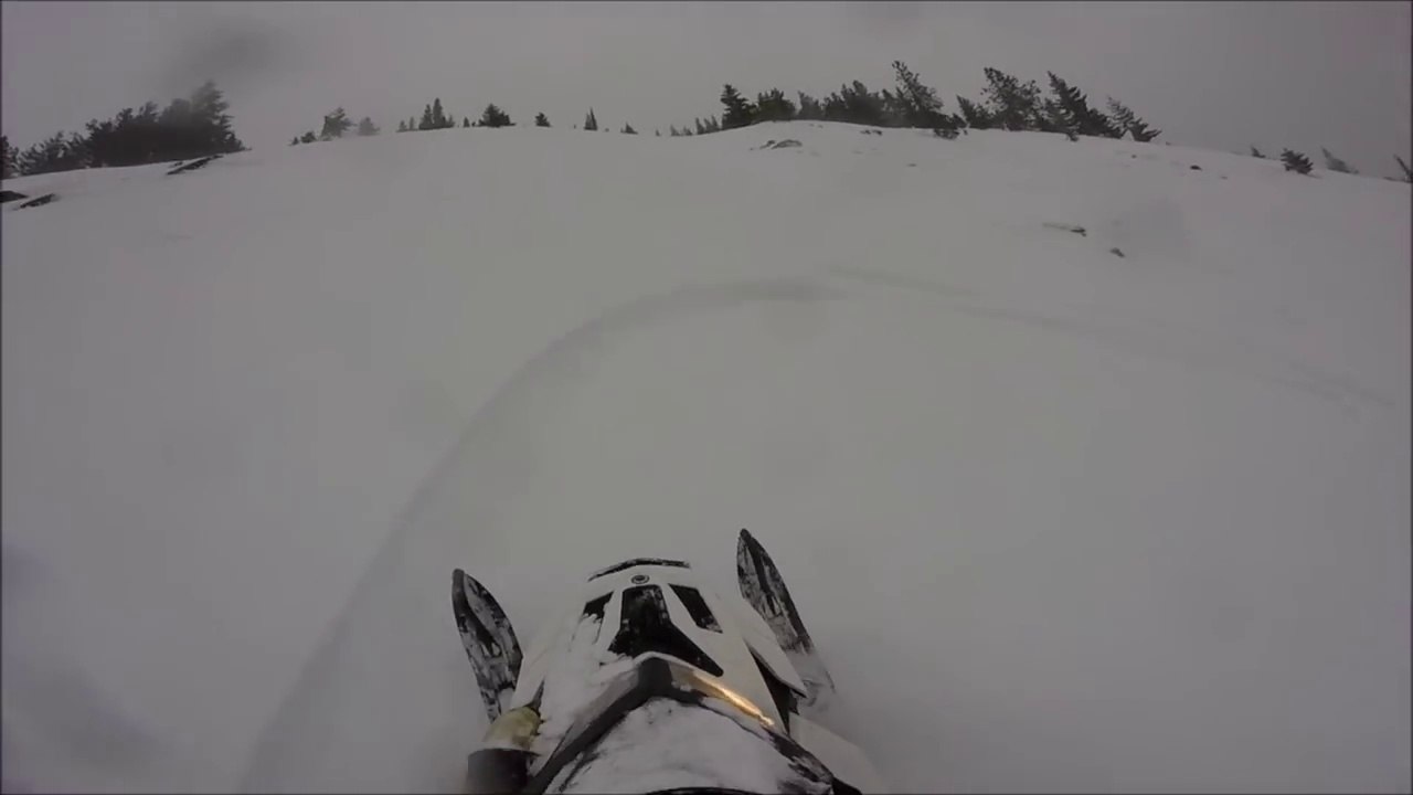 Il déclenche une avalanche avec sa motoneige et se retrouve enseveli !!