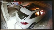 Ce pyromane incendie un porsche cayenne devant une maison en quelques secondes !