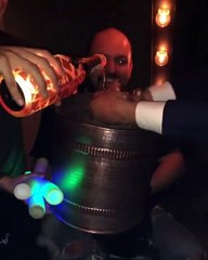 Gece kulübünde viskiyle elini yıkayan adam