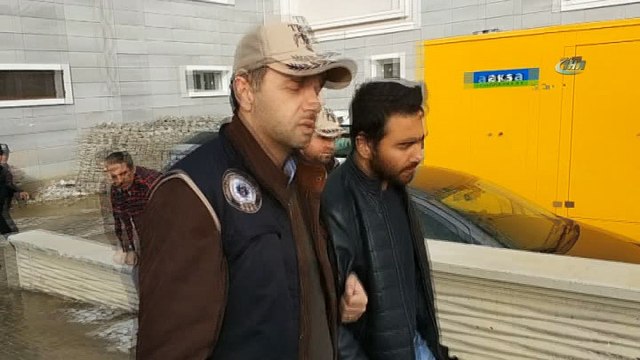 FETÖ'den aranan öğretmen apartmanın çatı katındaki havalandırma boşluğunda yakalandı