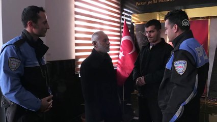 Suriyeli sığınmacının çöpte bulduğu altınlar polise teslim edildi - ADIYAMAN