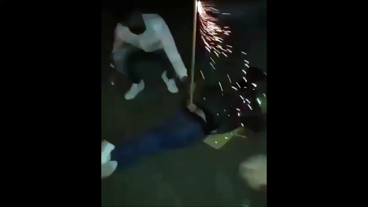 Il se met un feu d'artifice entre les fesses... MDR