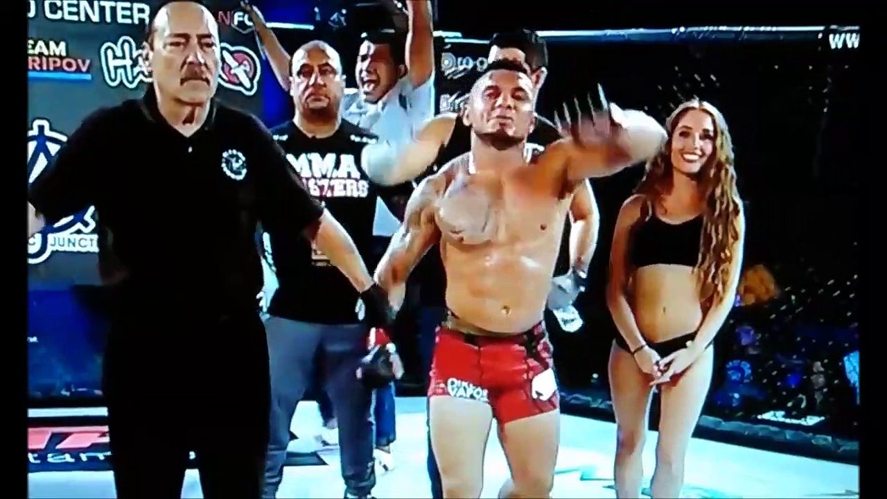 Ce combattant MMA met un coup à une hotesse sans faire exprès