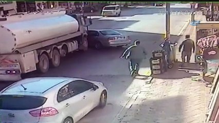 Yola dikkatsiz çıkan otomobile, tanker böyle çarptı