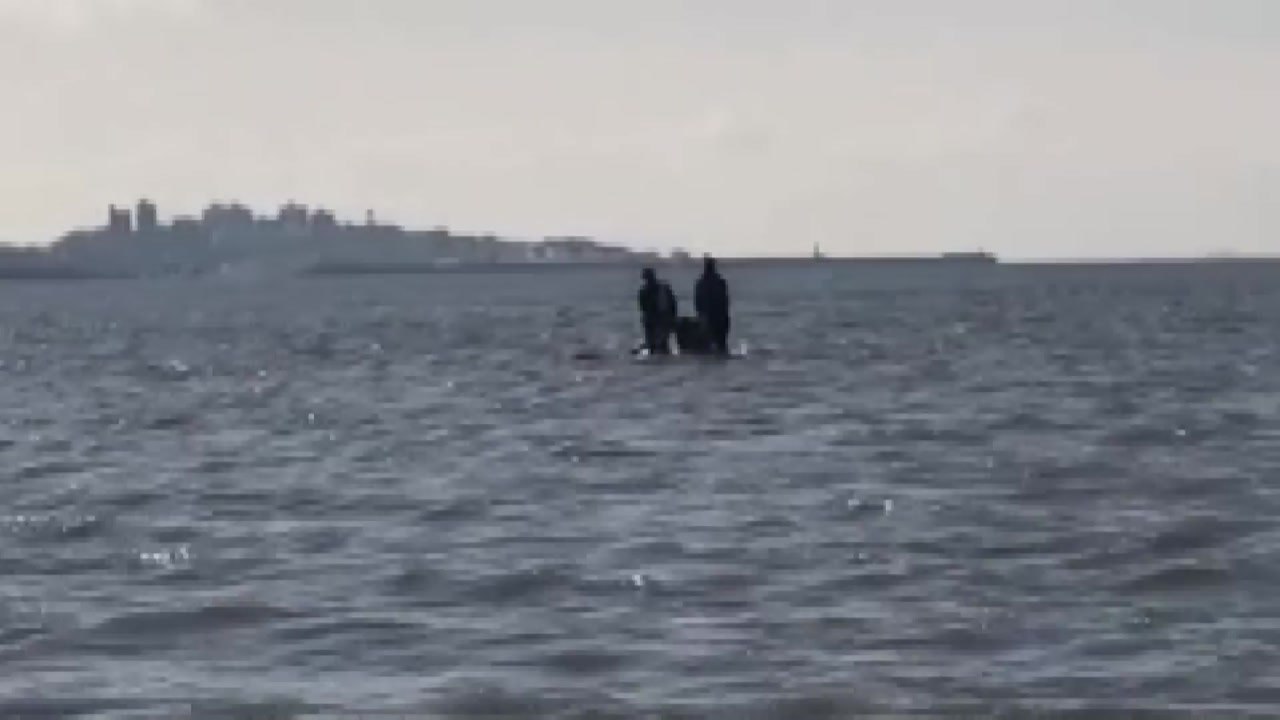 대천방조제 갯벌에 고립된 70대 구조 / YTN