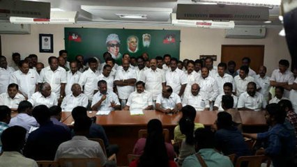 పళని, పన్నీర్ కు పెద్ద షాక్ ! 12 మంది ఎమ్మెల్యేలు మాయం..