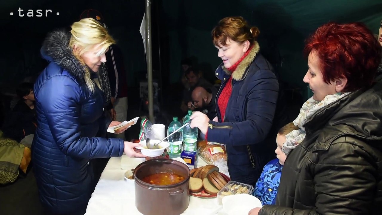 MICHALOVCE: Študenti a učitelia Vysokej školy zdravotníctva a sociálnej práce sv. Alžbety pomáhali bezdomovcom