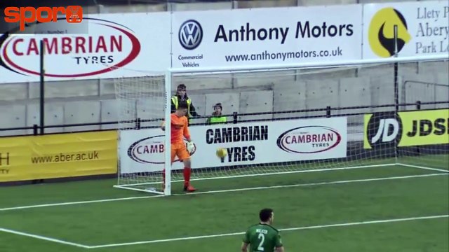 Kaleci, kaleden kaleye attı!