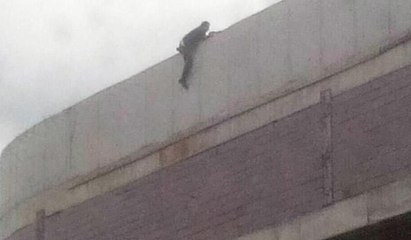 Ev kirasını ödeyemeyen simitçi çatıya çıktı