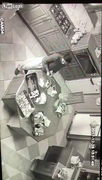 FLAG : il surprend sa femme de ménage en train de faire pipi dans un bol avant de cuisiner