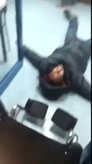 Ce gars en fauteuil roulant se ramasse bien comme il faut