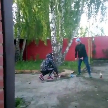 Il détruit une bouche d'égout pour des likes