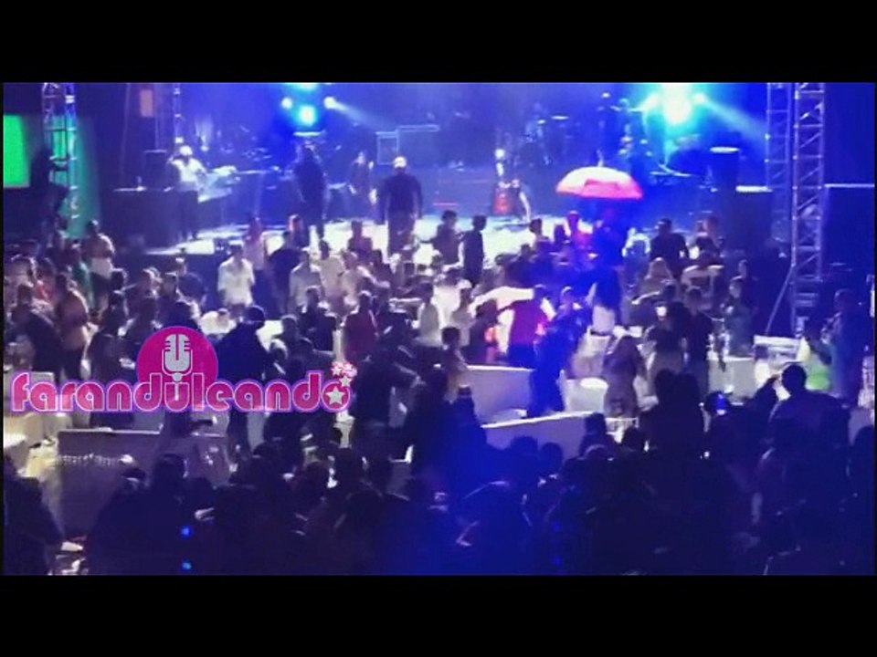 Presentadora Sarodj Bertin salta a piscina durante lío en concierto