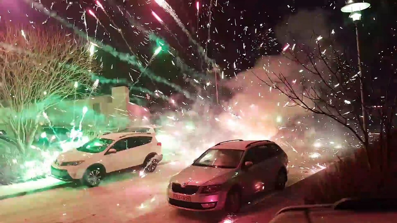 Il tire des feux d'artifice pour le Nouvel An,...