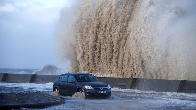 Tempestade Eleanor chega em força a França e Grã-Bretanha