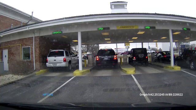 Une voiture joue à saute-mouton