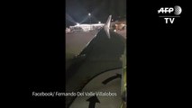 Passageiro senta em asa de avião