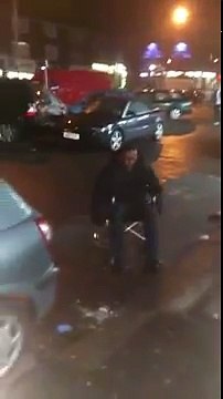 Un homme essaye d'entrer à un magasin avec une chaise roulante ! Fail