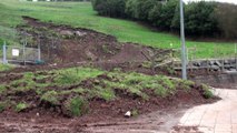 Corrimiento de tierra del último temporal destroza la acera entre Candás y Antromero