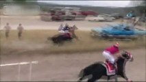 - Meksika’da Yarış Atı Araca Çarptı- Atın Üzerinden Uçan Jokey Ağır Yaralandı