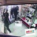 La police anti-émeutes vole dans un magasin