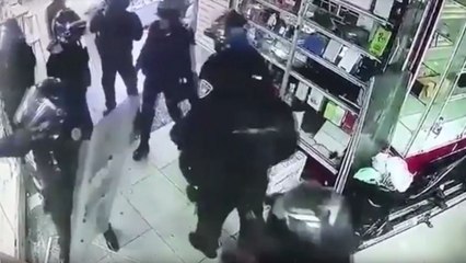 La police anti-émeutes vole dans un magasin (Mexique)