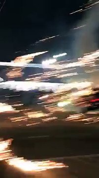Une voiture pleine de feux d’artifice se met à prendre feu