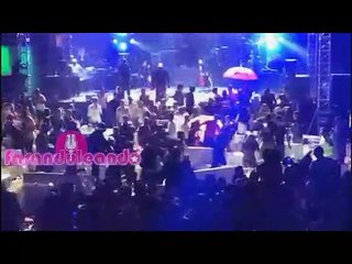 Presentadora Sarodj Bertin salta a piscina durante lío en concierto