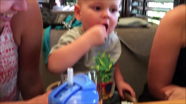 Ce bébé déteste les cranberrys mais il continu à en manger quand même... Adorable