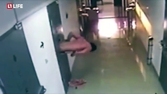 Ce détenu s'évade par la trappe de la porte de sa cellule... Mince et agile