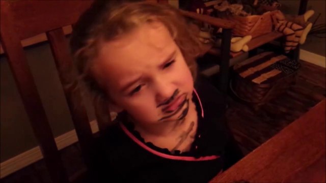 Cette fillette s'est endormie sur son dessin... regardez sa tête! Juste tordant