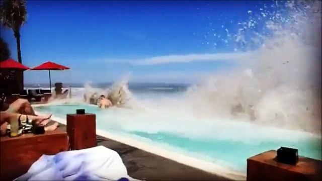Quand une vague immense vient noyer une piscine et des touristes à Bali