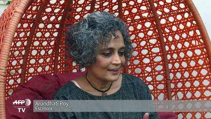 La escritora Arundhati Roy: la mala conciencia de India