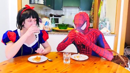 جاك الصقيع والمجمدة إلسا قبلة حية! ث / سبايدرمان والوردي سبيديرجيرل فقاعة العلكة آلة فيلم :)