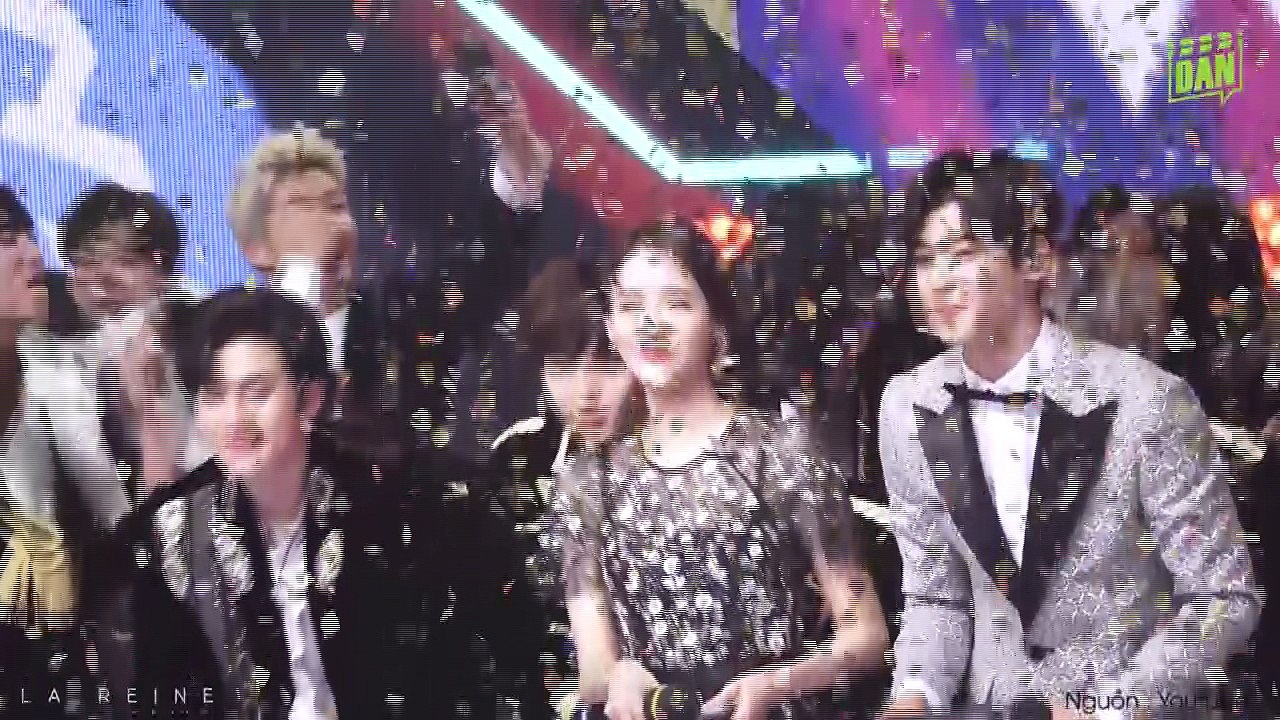 Yoona xinh đẹp rạng rỡ giữa dàn mỹ nam tại sân khấu âm nhạc cuối năm